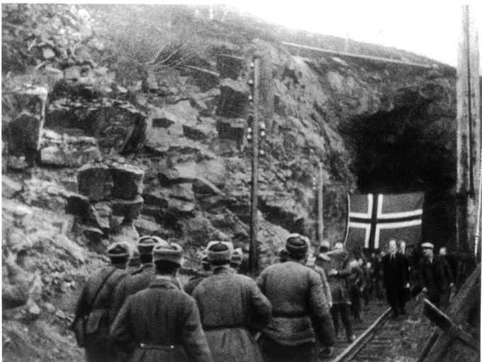 25. oktober 1944 kunne 3 500 skjult i gruvegangene ved Bjørnevatn komme ut og hilse frigjørerne fra Den røde armé. Foto: NTB scanpix - Arkiv
